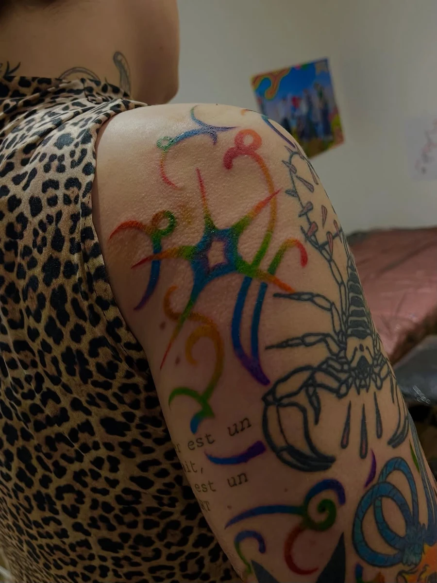 Vous savez que j'aime les tattoos colorés et les étoiles ? Mix parfait pour moi ☺️ Merci à ma cliente !