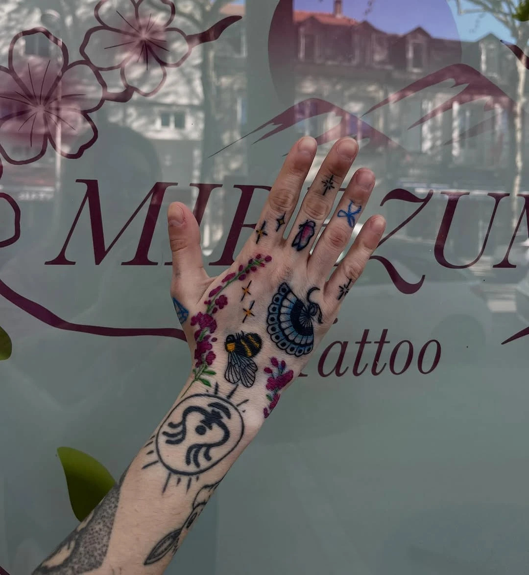 Qui aime Bridgerton ici ? 🎀 Ma cliente souhaitait habiller sa main en s'inspirant de cette série. J'ai adoré faire ça !