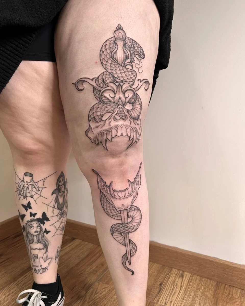 Prise de rdv et devis : encre.me/lameduserpent 🌸🌸 #tat #tattoo #legtattoo #legtatoo #legtattoos #tatouagejambe #tatouage #snaketattoo #snaketatoo #kneestattoo #kneestat #tatouageserpent #tatouage02 #tatouageaisne