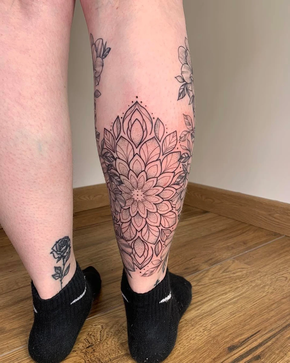 Bonjour à tous ! Une jolie mandala pour compléter ce bas de jambe ! ✨ #tattoo #tatouage #tatoo #tat #legtattoo #legtattoos #legtat #tatouagejambe #tatouagejambefemme #mandalatattoo #mandalatattoos #mandalatat #mandalatatto #mandalatatoos #tatouagemandala #tatouagemandalas #tatouagesymetrique #symetr