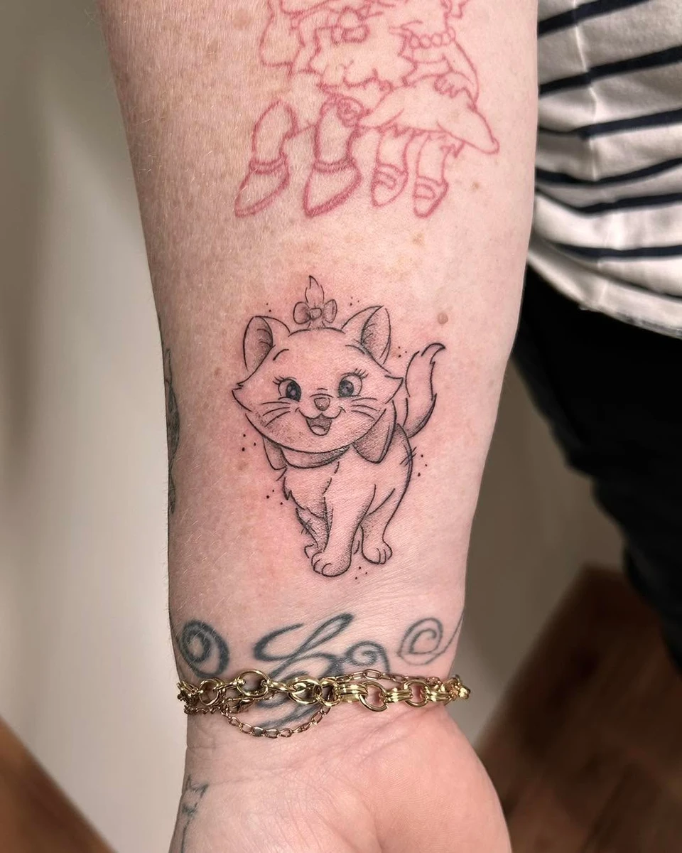 Devis et prise de rdv : encre.me/lameduserpent #tatouage #tat #tats #tatt #tatto #mari #état #marietattoo #tatouage #marié #tatouagemariearistochats #Disney #rat #disneytattoo #disneytat #disneytattoos #disneytatts #disneytats #disneytatoo