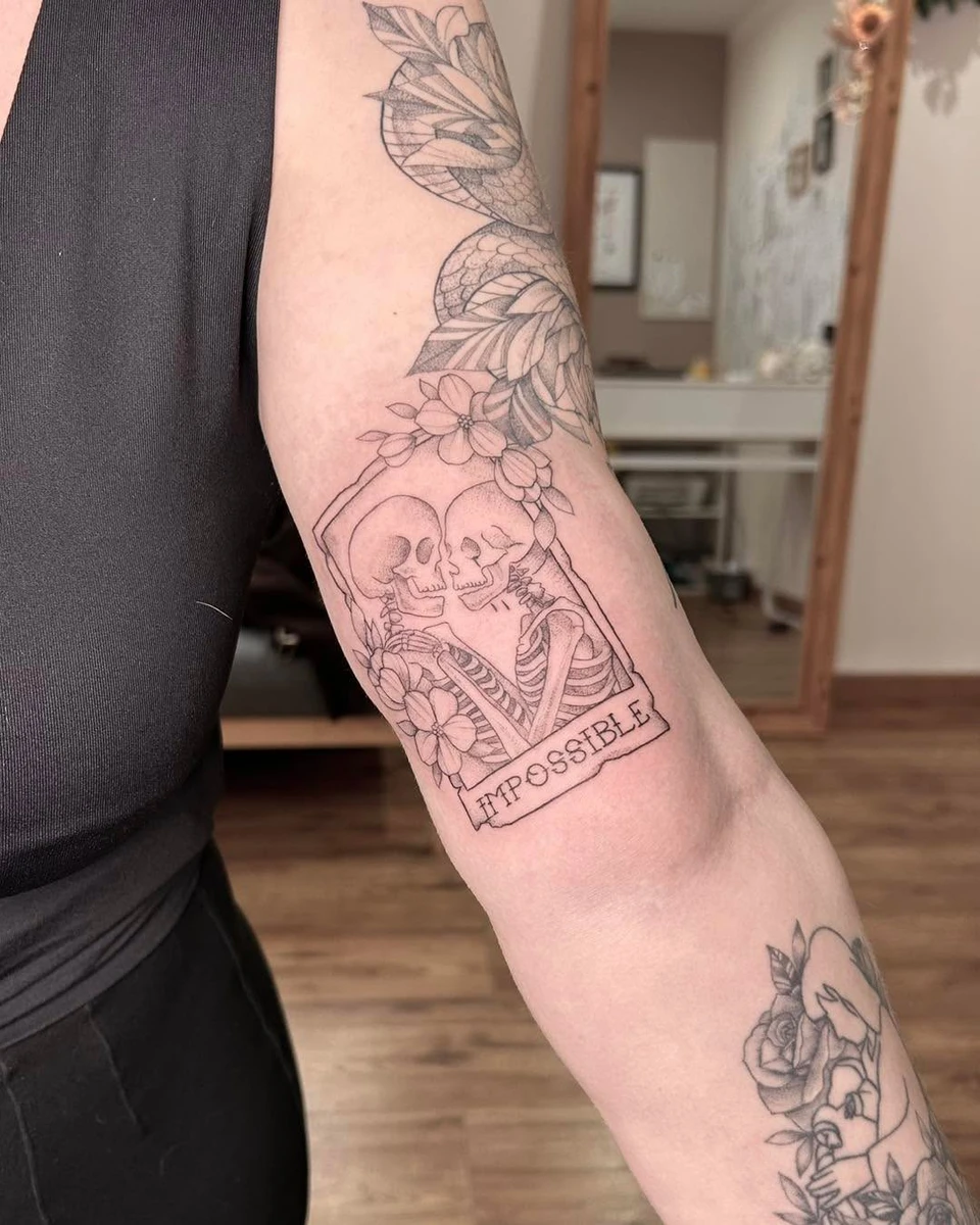 Prise de rdv et devis : encre.me/lameduserpent 🌸🌸 #flowertattoos #ideetattoo #tatouage #tatouagefemme #ideetatouage #tattoo #tatoo #tattoos #tatouages #loverstattoo #loverstatoo #lovertattoo #lesamoureuxtatouage #tatouage02 #tatouageaisne
