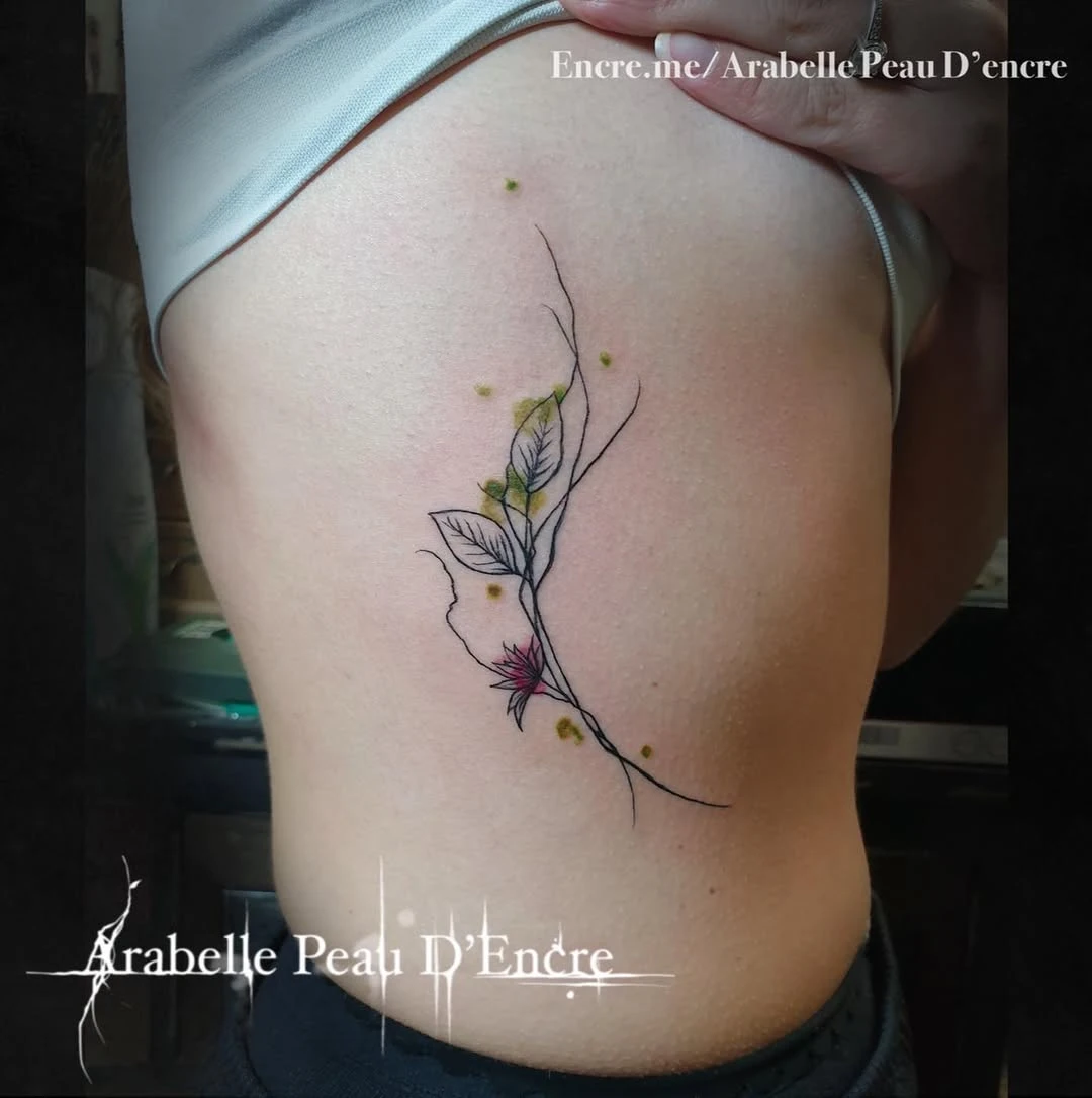 Des lignes fines comme un soupir…🌱 ✨ Arabelle Peau D'Encre : 📍 http://Encre.me/arabellepeaudencre #tatouagefin #tatouagefemme #tatoueusefrançaise #tatouageminimaliste #tatouagevegetal #tatouagepoetique #tatouagedelicat #arabellepeaudencre #jetattoocommejeveux