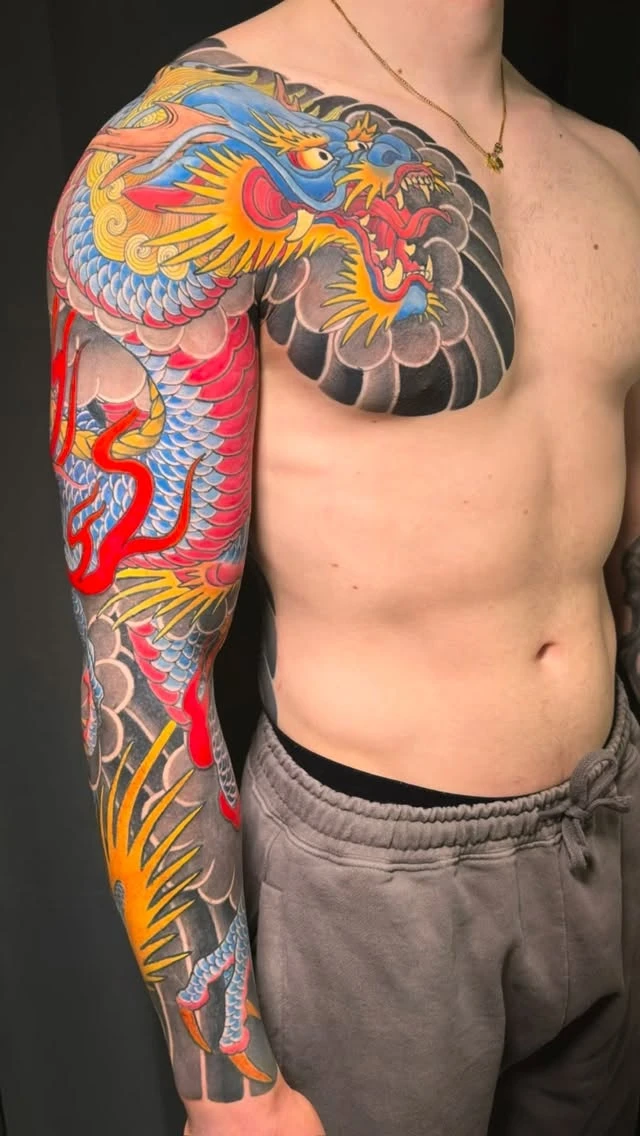 Voici le projet d'Antoine, après avoir réalisé son backpiece il y a un an, nous continuons son projet par une première manchette avec un dragon dans un style japonais traditionnel couleur. N'hésitez pas à partager We continued Antoine's project, after a backpiece done last year, with a traditional J