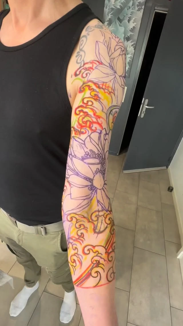 Voici le projet réalisé pour Mathias. Il portait un vieux motif tribal qui s'enroulait autour de son épaule et voulait le faire disparaître. Nous avons opté pour une composition florale et des vagues en free hand. L'ancien tatouage a complètement disparu. Merci à lui pour sa confiance. #lotus #tatto