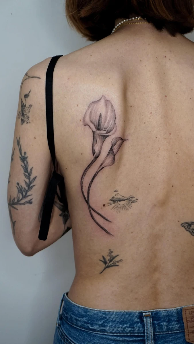 Flash adopté — fleurs, chez @blacksun.studio.