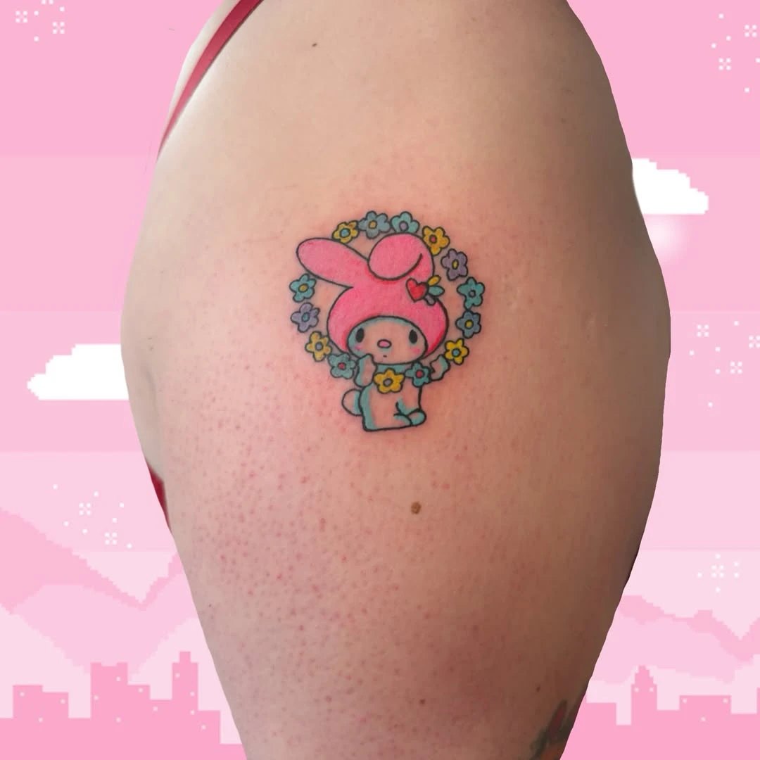 Merci d'avoir adopté ce flash my Melody 🩷🌸 Il me reste de la place aujourd'hui 6 juin à la @vrombie_creative_rouen , n'hésitez pas ❤️ #tatt #tattoo #tatouage #rouentattoo