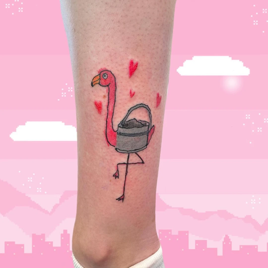 Un arrosoir + un flamand rose = un tatouage amusant en hommage à son enfant 👧 Merci à ma cliente pour sa confiance 🤌 Réalisé a la vrombie_creative_rouen #tattoo #tatouage #rouentattoo