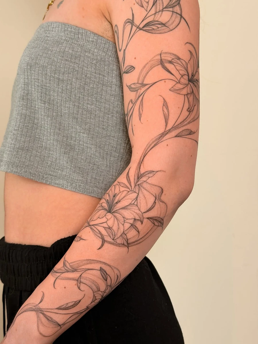 Full sleeve pour Maëlis, composition vaporeuse autour du lys Projet réalisé en 2 séances ✨ merci pour ce projet, pour ta confiance et pour ton endurance 🥰