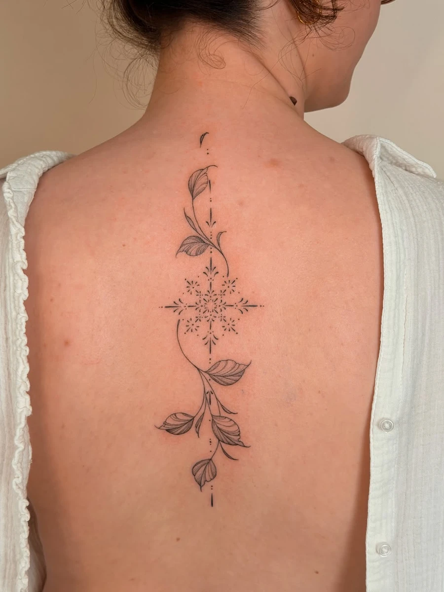 Mélange ornemental et feuillage, un combo que j'adore 🥰 Tattoo réalisé il y a quelques mois, je suis très en retard sur les publications 👉👈