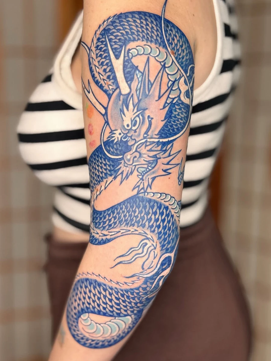 Dragon bleu japonais dans un style porcelaine — un immense merci.