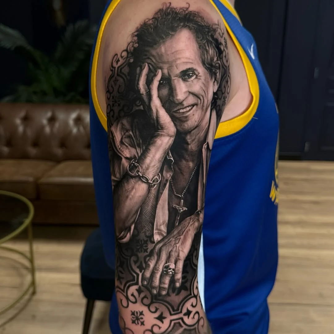 Keith Richards sur le bras de Romain — merci.