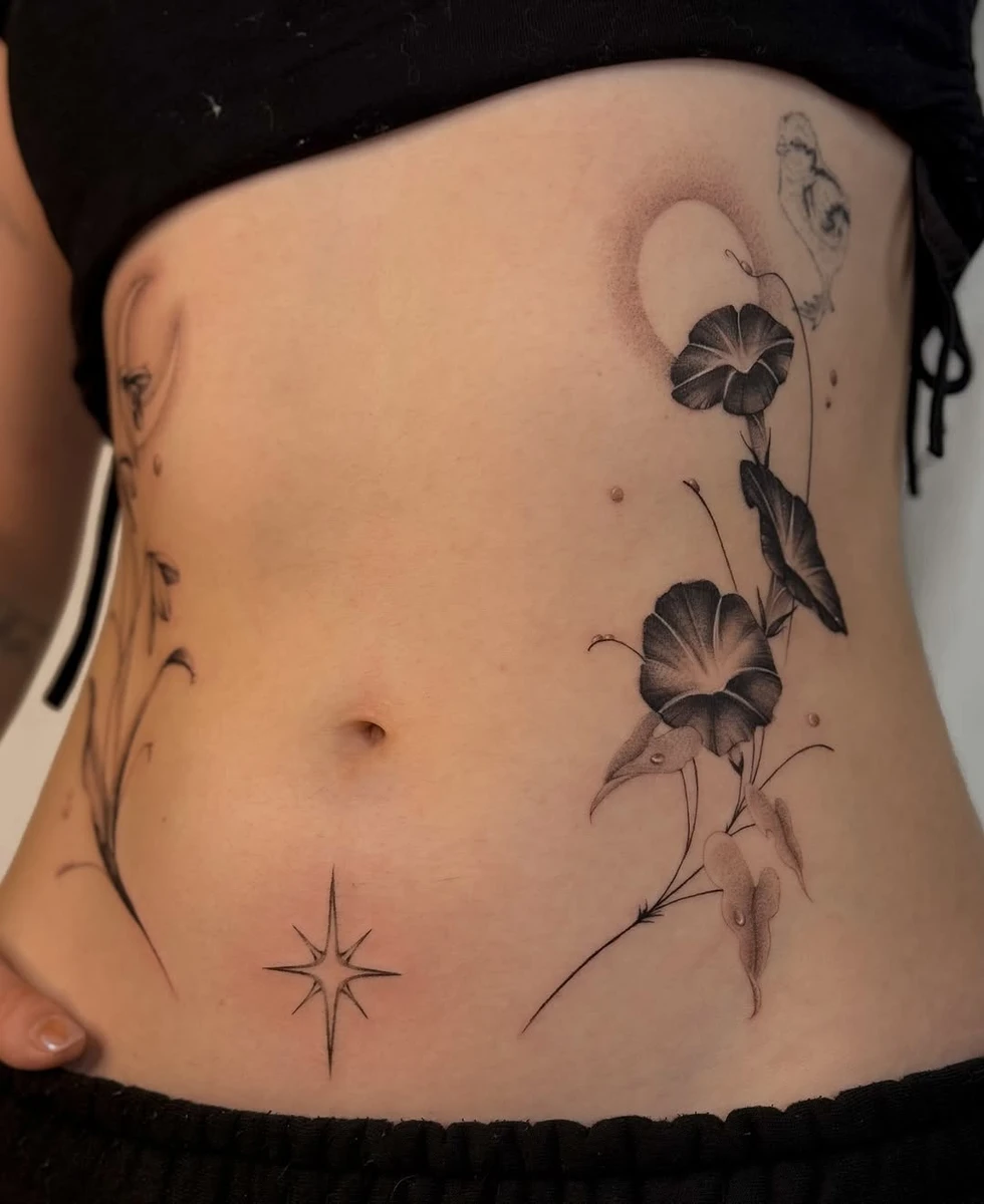 Perce neige et morning glory pour @solinesurvenus 🩷 c'était trop chouette à faire merci !! #tattooideas #floraltattoo #finelinetattoo #lyontattoo #tattoolyon