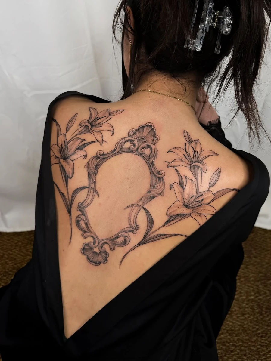 2 jours de suite pour ce demi dos ! Merci de m'avoir confié ce projet et d'avoir tenu comme une boss 🫶🏻 #finelinetattoo #tattooideas #flowertattoos #tattoolyon #lyontattoo