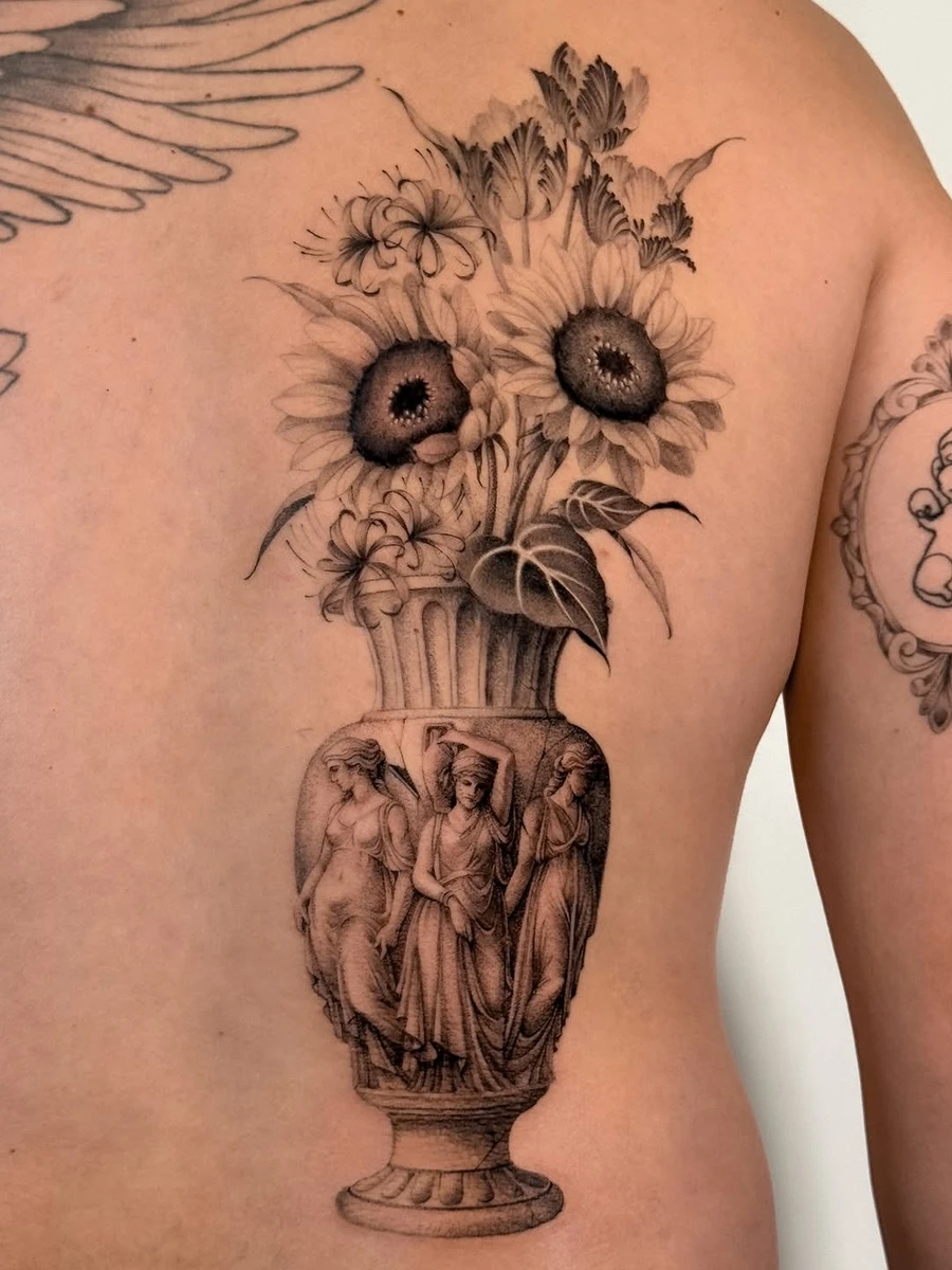 Vases de 3 déesses grecques et ces fleurs 🌸 merci Louis !!! Les fleurs sont cicatrisées #blacktattoo #tattooideas #finelinetattoo #realismtattoo