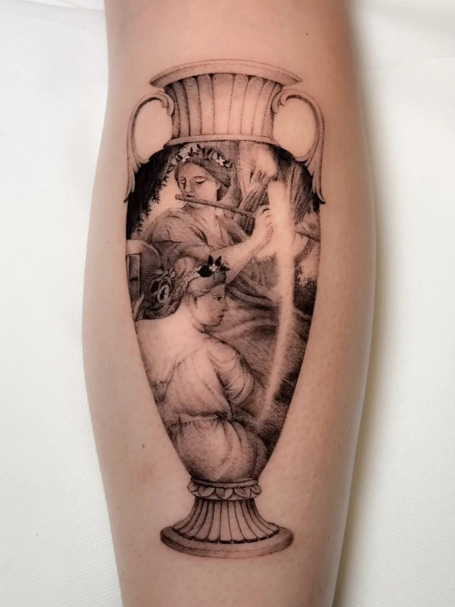 Vase où on a intégré le tableau Les Muses - toujours trop fan de faire des vases !!! Merci 🩷 #finelinetattoo #tattooart #tattooideas #realismtattoo #lyontattoo