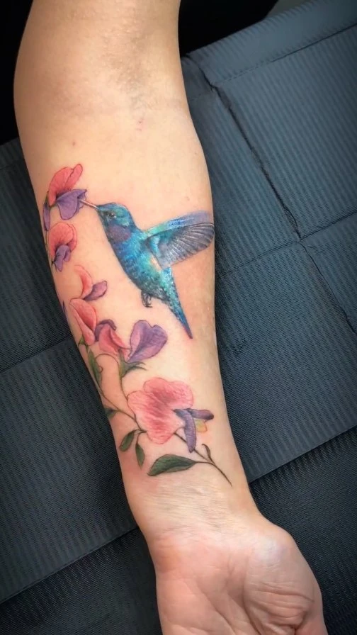 Colibri et pois de senteur, couleur — premier tatouage de Liz.