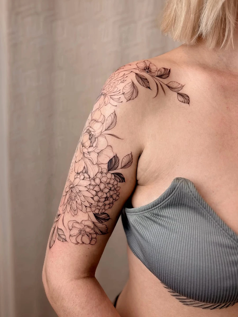 Il n'est pas terminé mais j'avais trop envie de le poster 💌 chaque fleur correspond à un membre de sa famille, j'ai passé beaucoup de temps à trouver une place harmonieuse pour chacune 🌸 j'ai tellement hâte de le continuer 😍 #bordeauxtattoo #finelinetattoos #flowertattoo