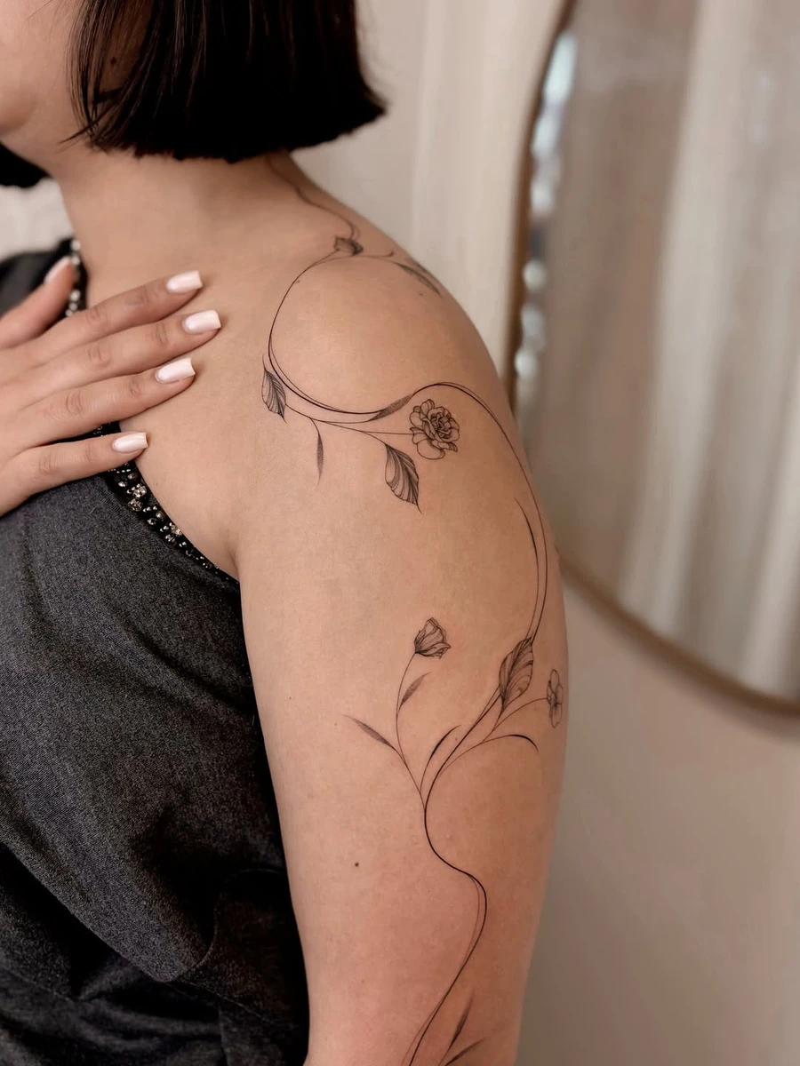 Merci Marine pour ce magnifique projet 😍 . . . . #finelinetattoos #tattooideas #minimalisttattoo