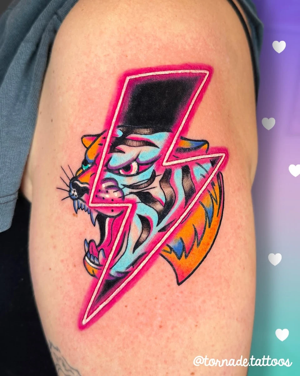 Merci pour ce projet 🥰 #neontattoo #tigertattoo #oldschooltattoo 🎨 @devilish_tattoo 📍 @jolicoeur.paris
