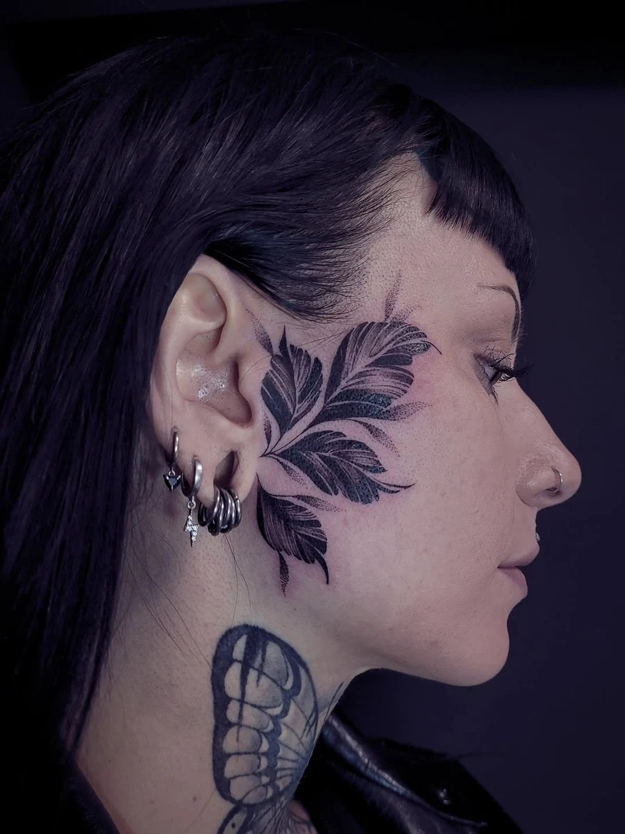 • FACE TAT • J'ai eu le plaisir et l'honneur de tatouer la sublime @debbythestrange_ sur le visage 🌿 Merci beaucoup, beaucoup de m'avoir confié ce projet si précieux, c'est toujours un challenge de tatouer un visage. Je suis fan du résultat ! #tatouage #tattooartist #facetattoo #tattoo #blackwork