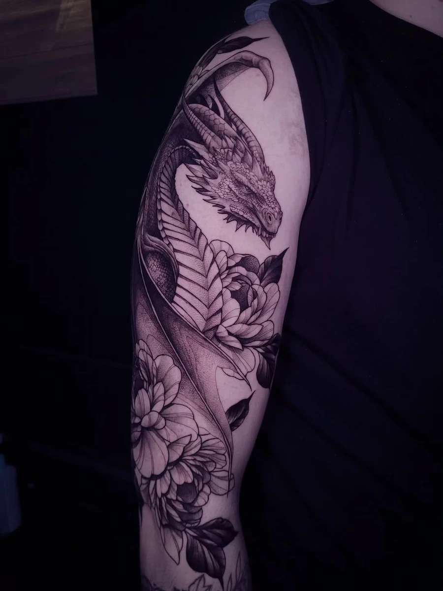 • PIVOINES & DRAGON • Mon client m'a laissé carte blanche avec pour seules directives un dragon plutôt médiéval basé sur plusieurs illustrations qu'il affectionnait, et de la fleur. En me parlant de son projet et sa significations, j'ai choisi les pivoines qui correspondaient à son parcours, ainsi q