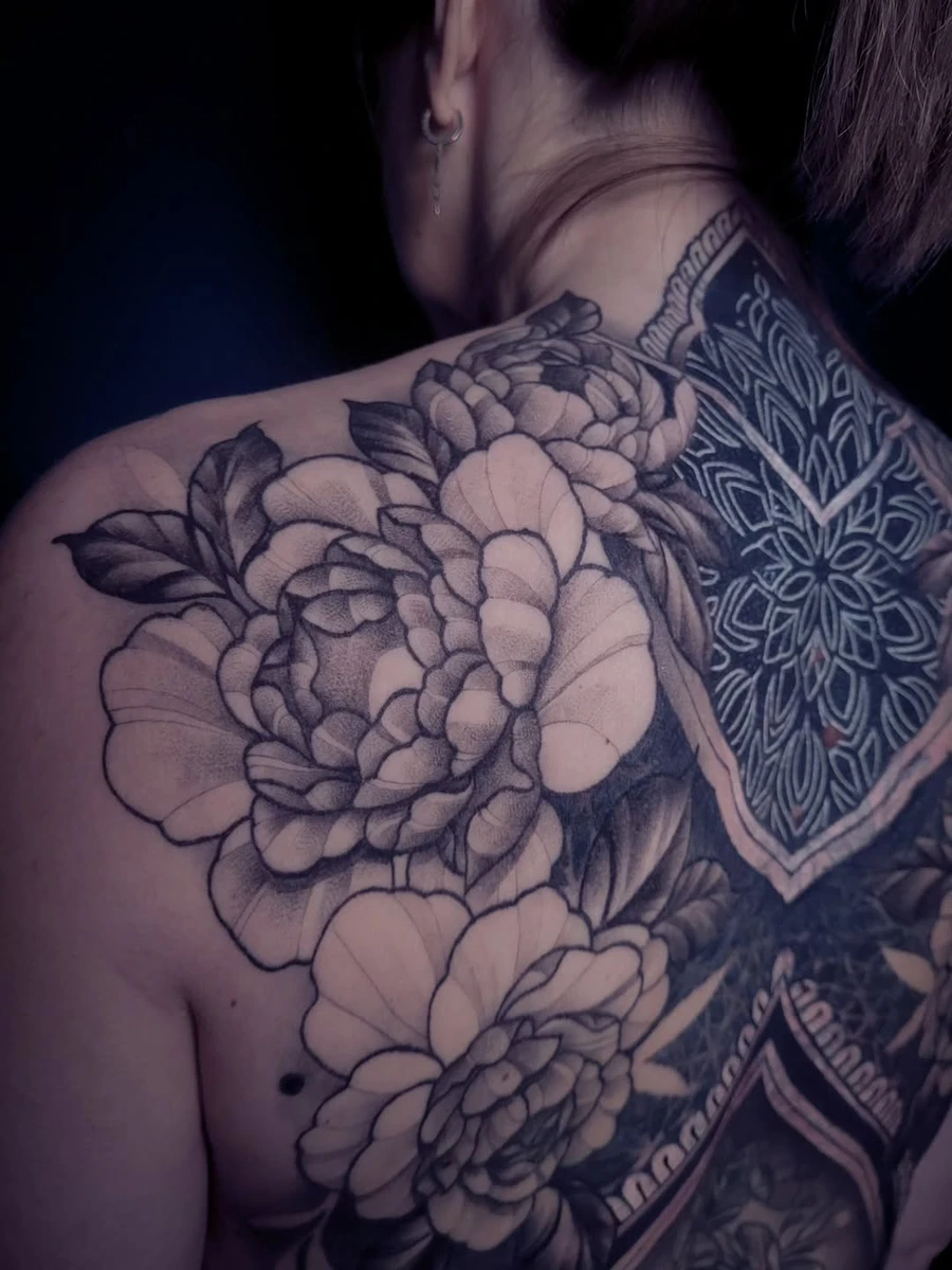 • DOS ORNEMENTAL - COVER • Quel projet ! Ma cliente avait un tatouage fleuri sur la colonne vertébrale dont elle n'aimait plus toute la partie du haut, mais souhaitait conserver les fleurs du bas. Nous sommes donc parties sur de nouvelles fleurs, ainsi que de l'ornemental plus sombre afin de recouvr