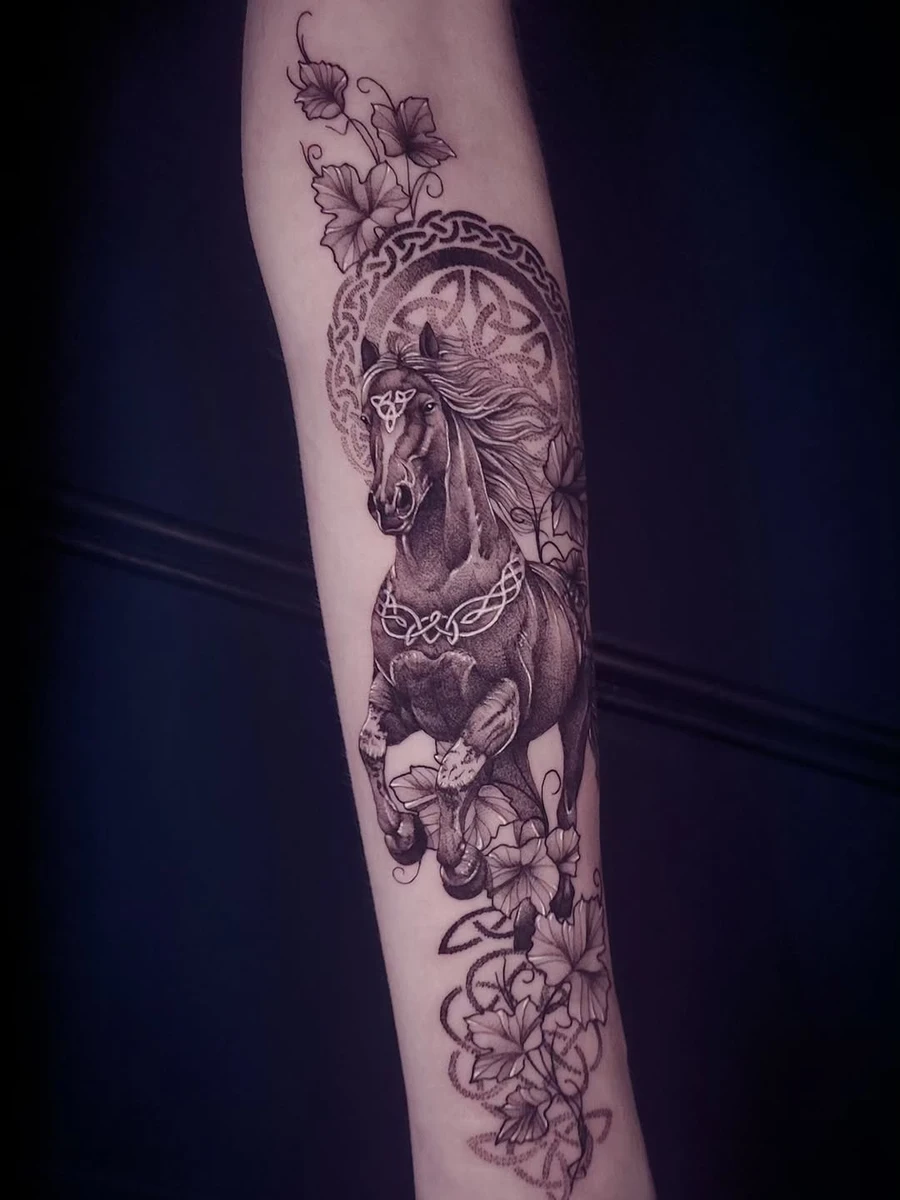 • CHEVAL & ORNEMENTS CELTES • Bravo à ma cliente qui pour son premier tatouage à tenu une journée complète pour cette jolie pièce. Elle m'avait demandé un cheval en mouvement, décoré d'ornements celtes, et de végétal, feuilles de vignes. Le tout en me laissant une grande liberté créative. Je suis ho