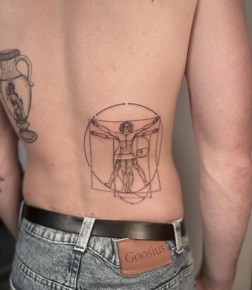 Homme de vitruve on @remiiche_khalifa Merci pour ta confiance, j'ai hâte de remplir ton dos ✨ #tattoo #tattooed #tattoos #tattooer #tattooist #tattooing #tattoostyle #tattoodo #tattooart #ink #inked #leonardodavinci #leonardodavincitattoo #bordeaux #ares #capferret #bordeauxmaville #bordeauxtattoo