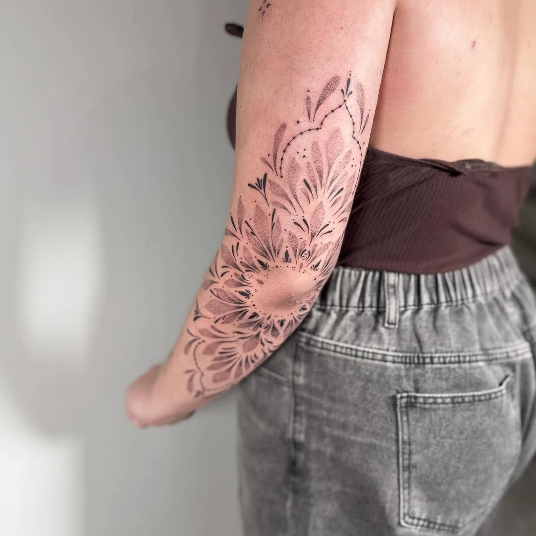 Gros projet coude ornemental sur @eva_bordes Merci pour ta confiance, ce projet trooop cool et la route que tu fais à chaque fois pour venir me voir 🤍✨ #coude #tattoocoude #ornementaltattoo #ornemental #ornementtattoo #ornement #dote #dotework #tatt #tattoo #tattooed #tattoos #tattooist #tattooing 