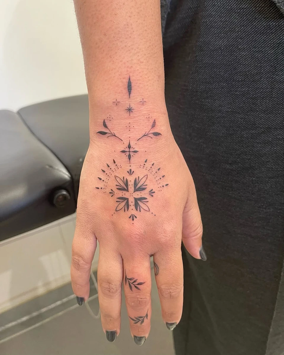 Tatouage sur les mains et les doigts.
