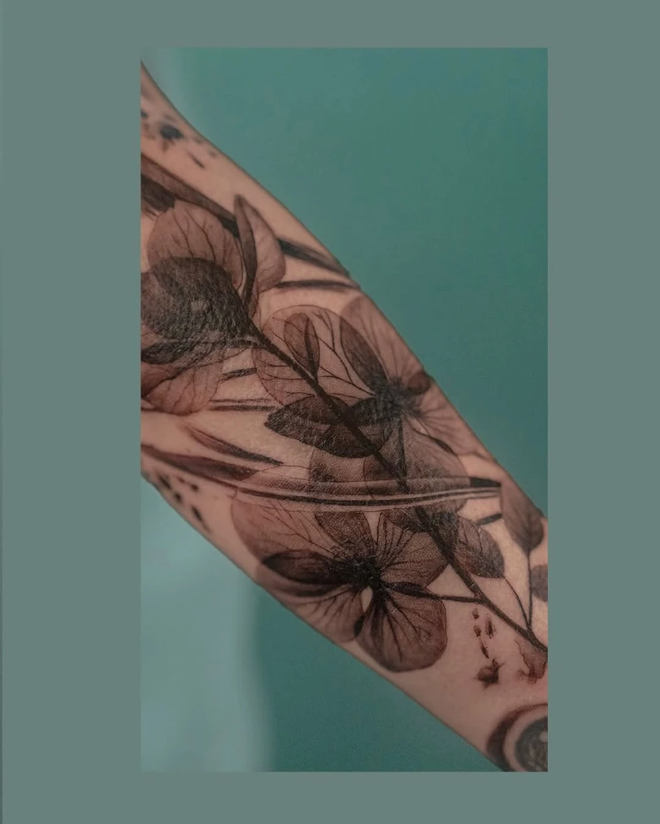 ••FLEURS•• Composition de fleurs en transparence en réalisme noir et gris pour Magali ✨ #tatoueurparis #tattoorealiste #flowerstattoo