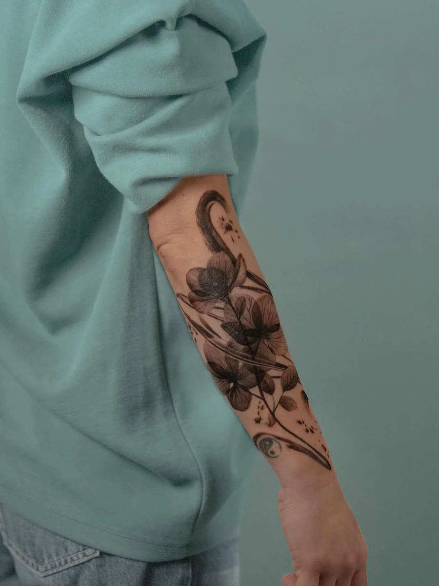 ••FLOWER•• Composition Fleurs négative et fluide #tattoo #tatouage #tatoueurparis