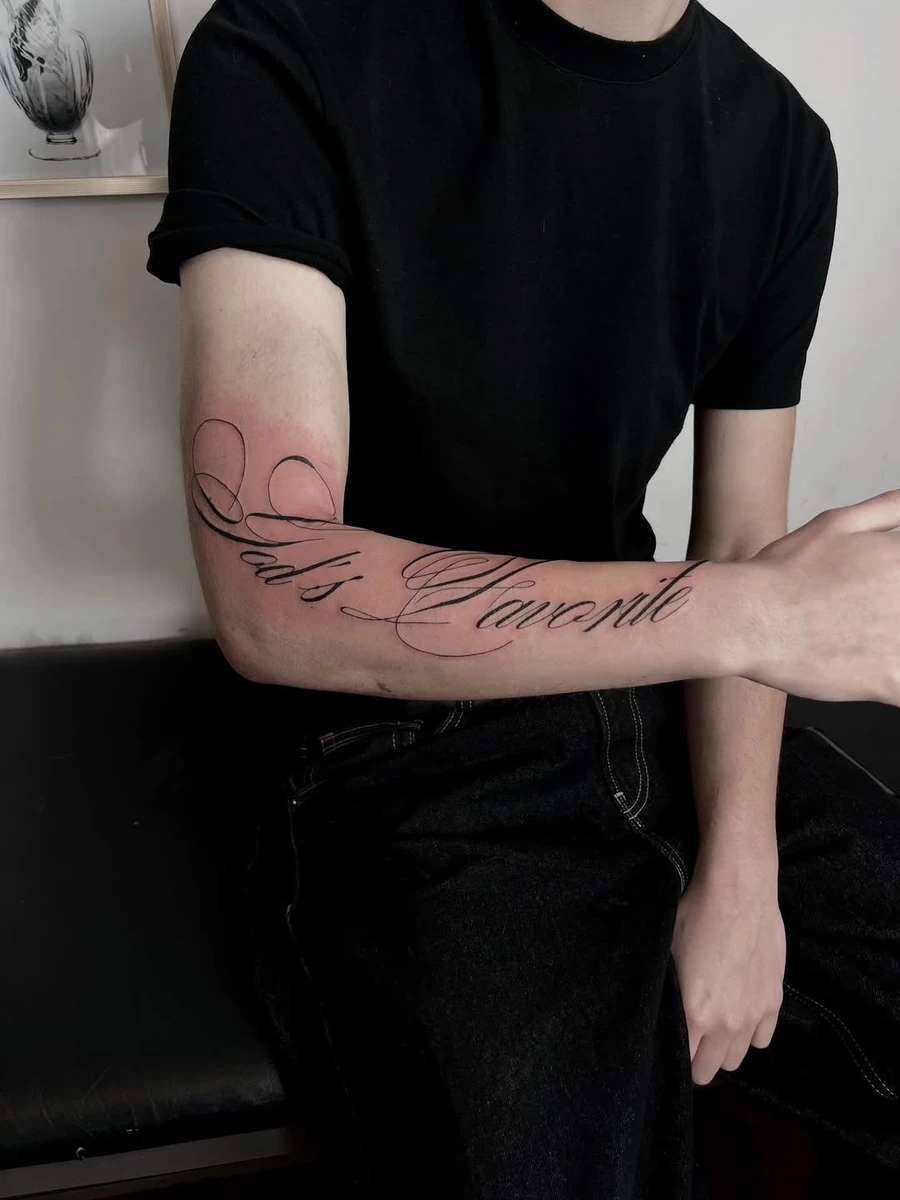 « God's favorite » — big typo / lettrage.