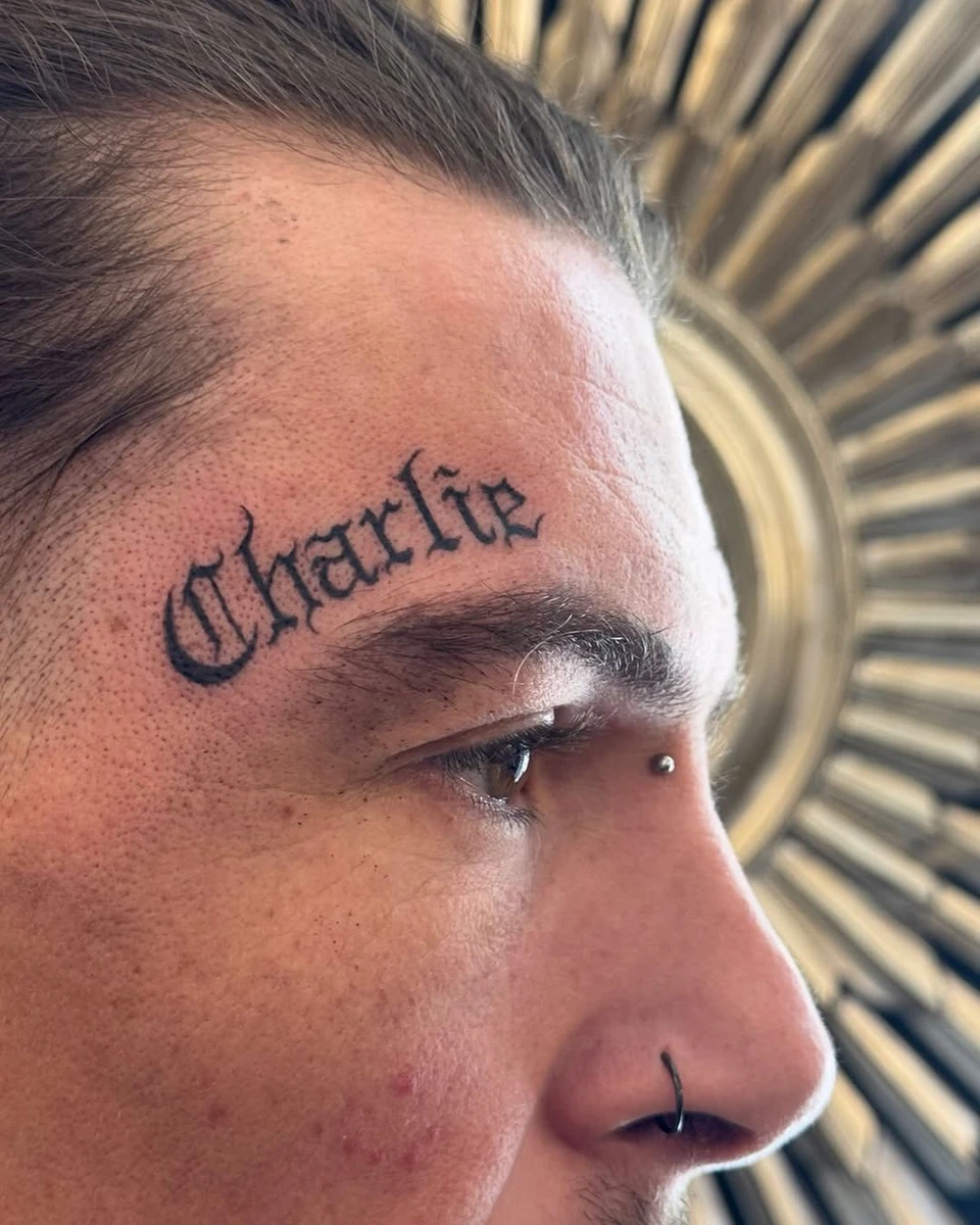 « Charlie » — tatouage de visage.