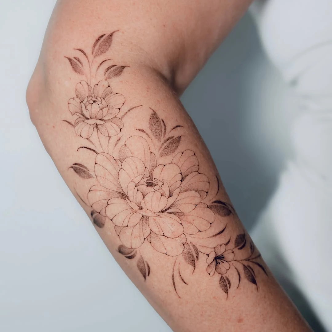 Floral 🌱 Merci @valhyt_78 de ta confiance renouvelée 🤍 #floraltattoo #flowertattoo #fineline #finelinetattoos #finelinetatt