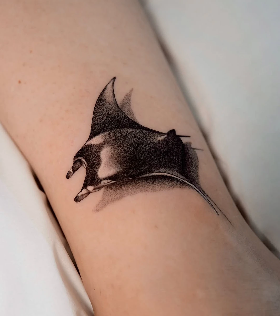 Manta ray #mantaray #microrealismtattoo #blackandgreytattoo #oceantattoo #paristattoo