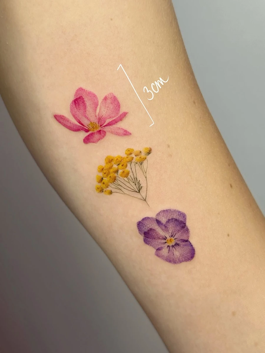 Tiny magnolia, pansy flower and Corsica immortelle . #pansyflower #immortelle #magnolia