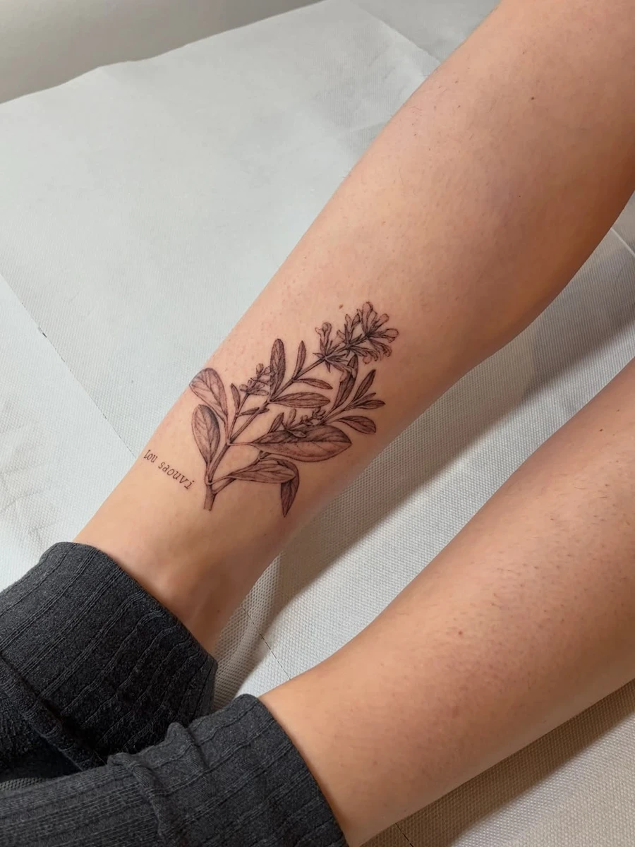 Aujourd'hui je vous partage quelques tattoos et photos de ma galerie d'hiver, un laurier pour la Provence, un premier tatou sur la cuisse, un calme plat en Bretagne, une mandarine, un deuxième prénom, une chaise mal aimée, un bouquet cicatrisé, une énième libellule (je ne m'en lasse pas), un déménag
