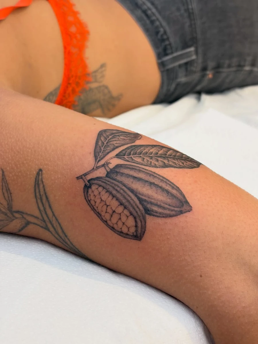 Cabosse de cacao pour Ambre, MERCI !! j'adore ces projets botaniques, n'hésitez pas m'écrire si vous avez des idées de plantes, fruits, légumes, fleurs à vous faire tatouer ✨