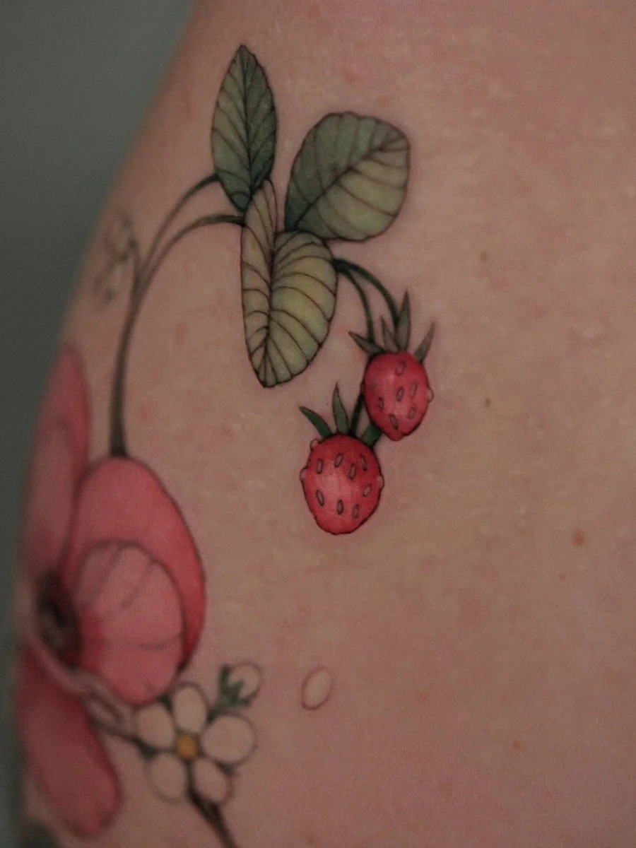 Composition de végétaux choisis pour et par les membres de la famille pour ce bracelet champêtre: Lys du Pérou, fraisiers et coquelicots ♡ #tattoo #tatouage #colortattoo #tatouagecouleur #flowerstattoo #floraltattoo #tatouagefloral #tatouagefleurs #strawberrytattoo #tatouagefraise #tatouagecoquelico