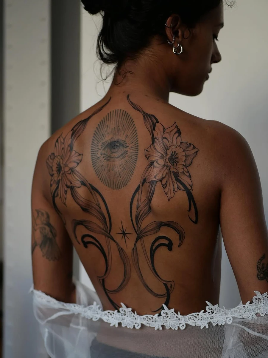 J'avais envie de poster les photos de ces narcisses qui vous ont beaucoup plu, et à moi aussi 🖤 Merci encore si fort Ozvan d'avoir si bien tenu pendant ces deux jours, je suis tellement fan du rendu ! Sur la 5ème photo le tatouage est cicatrisé (avant retouches) Et les dernières montre la petite ty