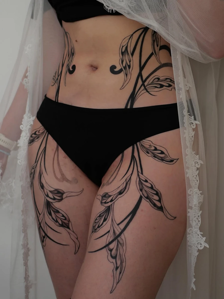 Le plus grand tatouage que j'ai réalisé jusqu'à maintenant, venant de mon flashbook ~ Merci énormément Gwladis pour la confiance que tu m'as accordé, je suis tellement reconnaissante, tu le portes si bien 🙏 Tous les tracés ainsi que la partie droite sont cicatrisés Tatouage fait à @la.nebuleuse.stu