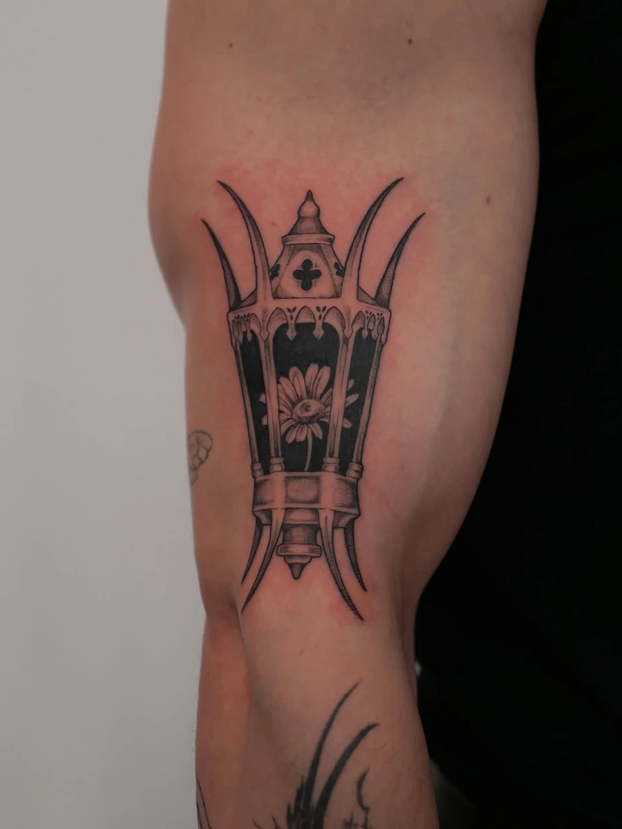 Plusieurs tatouages de fleurs, plantes, insecte et autres objets que je n'ai pas encore posté ~ C'est un mélange de flashs et de projets perso', merci à mes client.es pour leur confiance 🫶 Je commence à booker juillet et août ! Tatouages réalisés à @la.nebuleuse.studio • #tattooparis #botanicaltatt