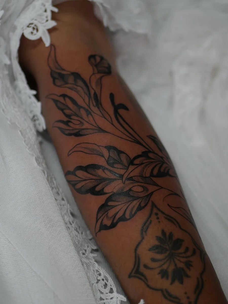 Des plantes pour le bras de Chloé, merci encore si fort pour cette séance 🫶 J'adore réaliser des tatouages autour de pièces déjà existantes, le rendu est toujours miam ~ Je commence à booker juillet et août, n'hésites pas à m'envoyer un message si jamais tu veux qu'on discute ensemble d'un projet, 