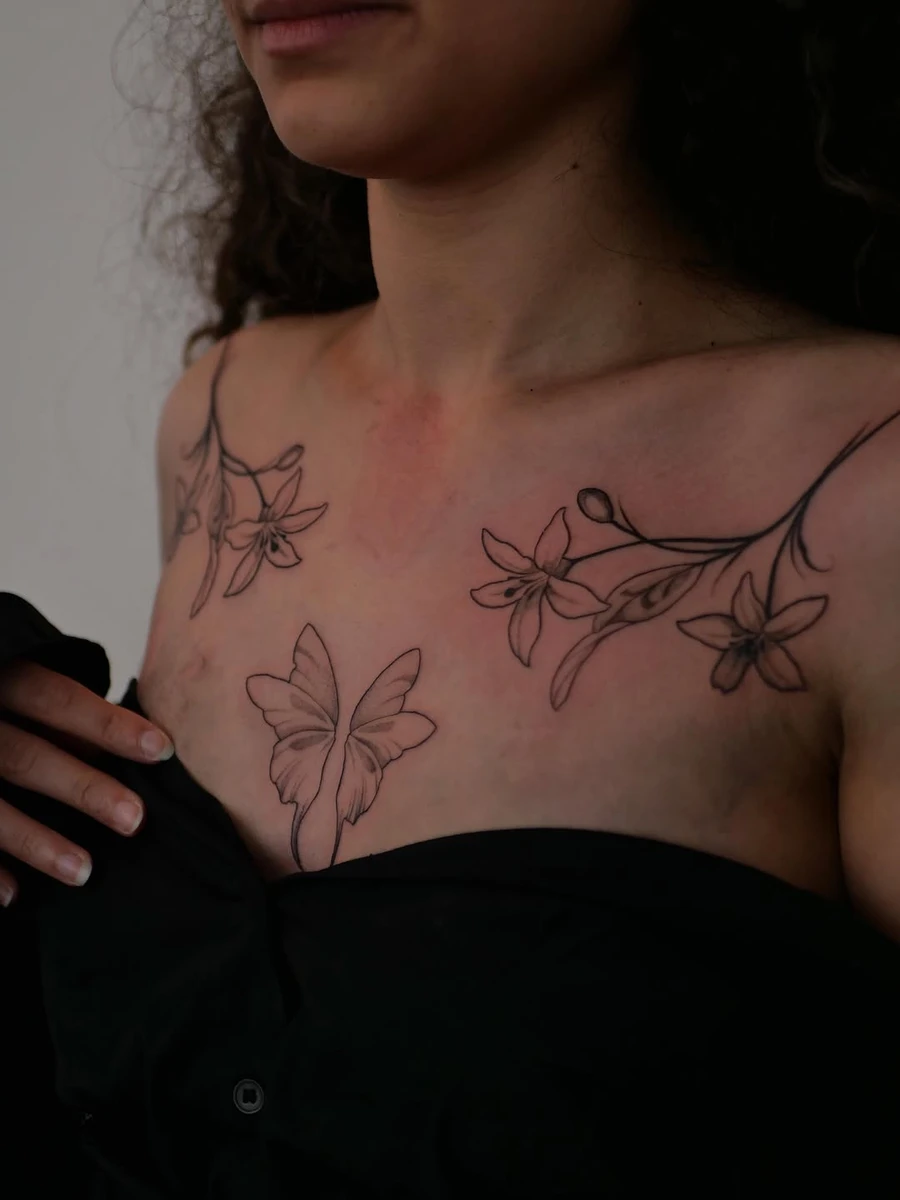 Merci Lola pour ta confiance renouvelée, j'ai adoré réaliser cette symétrie de fleurs d'oranger 🫶 Tout ça agrémenté d'ailes de papillons ~ Tatouage réalisé à @la.nebuleuse.studio • #tattooparis #flowertattoo #chesttattoo #butterflytattoo