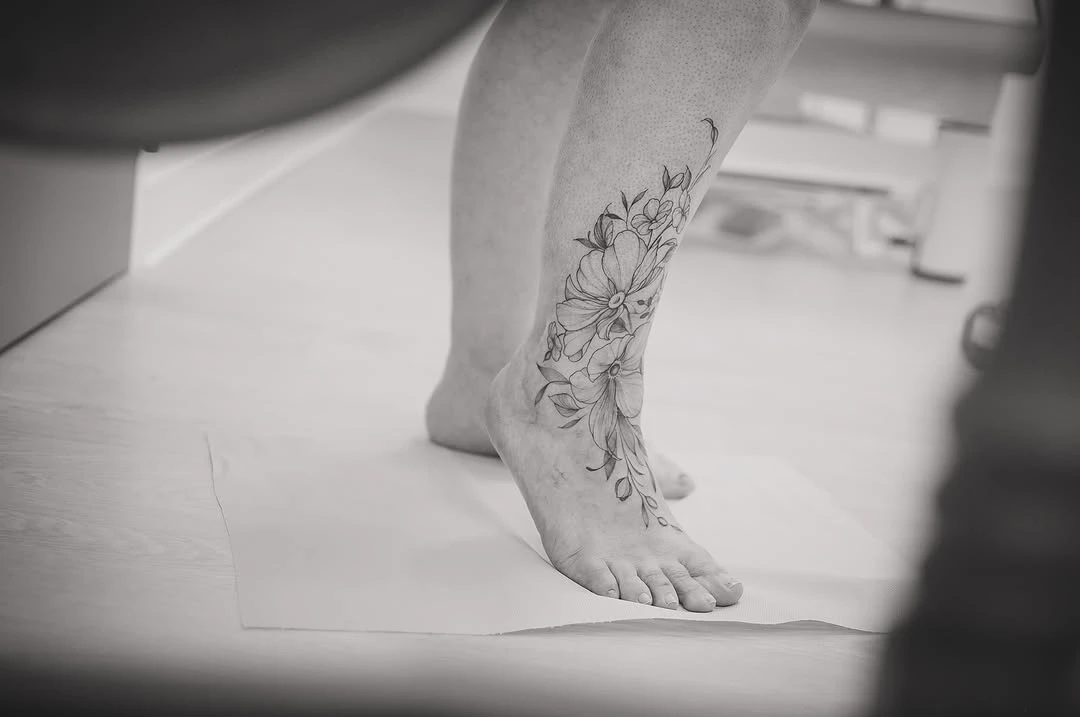 Tatouage sur cicatrices 🖌 . Cette semaine j'ai terminé ce projet de tatouage sur cicatrices du pied : un petit défi technique du fait de sa localisation, un bonheur du fait de son thème 🌿🌸 Nous l'avons posé en deux stencils avec complément et ajustement à main levée afin de bien harmoniser le tou