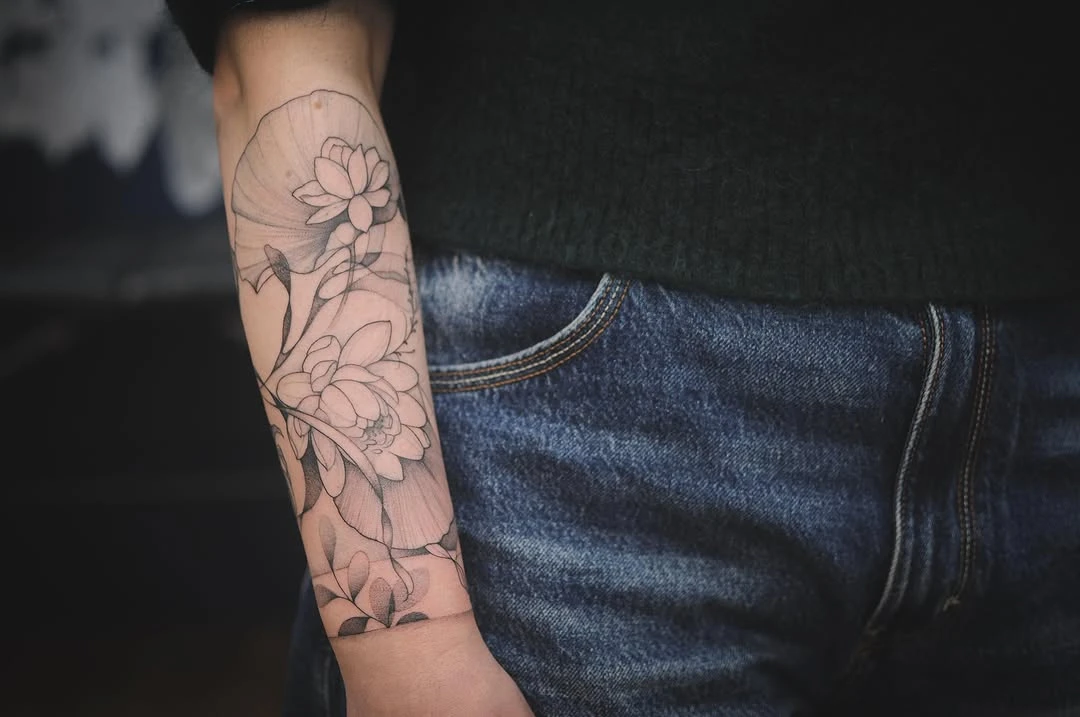 Nénuphars et Cie 🌿 . Il y a quelques semaines j'ai réalisé ce grand tatouage sur Louana 😍 Il n'y avait que les deux petits poissons en traits (non réalisés par moi), que nous avons requinqués/ modifiés et complétés de nageoires ondoyantes, doux ombrages. Elle souhaitait mêler nénuphars, fleurs de 