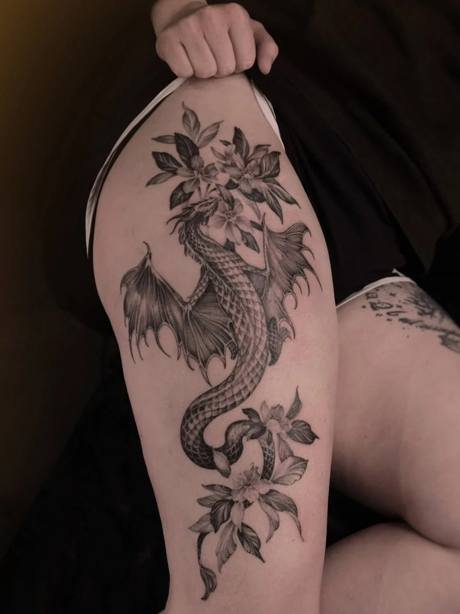 Solène et son dragon aux fleurs d'oranger du Mexique. Merci de m'avoir demandé ce projet qui m'a beaucoup enthousiasmée ! #paristattoo #flowerstattoo #tatouagefleur #tatouageparis #dragontattoo