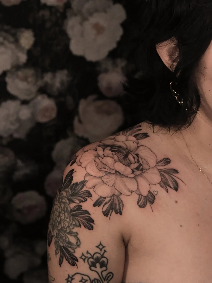 Pivoine pour Athena (avec un petit ajout de feuillage pour un chrysanthème que je n'avais pas réalisé). Merci encore une fois ! #paristattoo #tatouageparis #tattooflower #flowertattoo #tatouagefleur